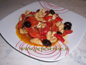 POLLO CON PEPERONI E OLIVE